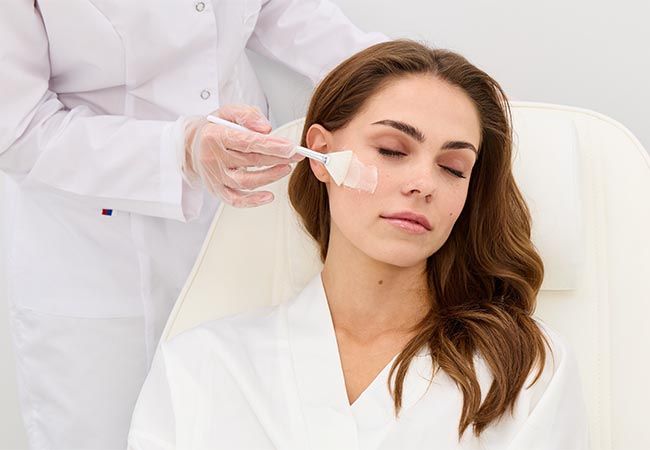 Пациент на приеме косметолога-эстетиста